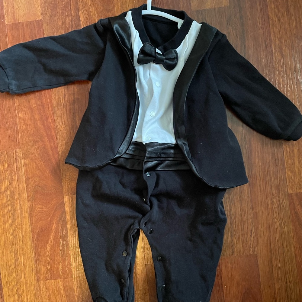 LOOKS BRAND NEW! Baby mymio tuxedo suit 9 months